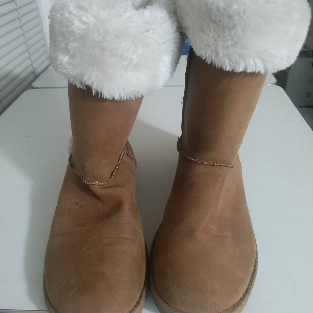 Cozy Tan Boots with White Fur Trim